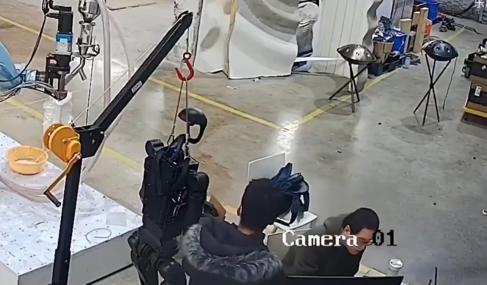 Robot humanoide ataca a técnincos