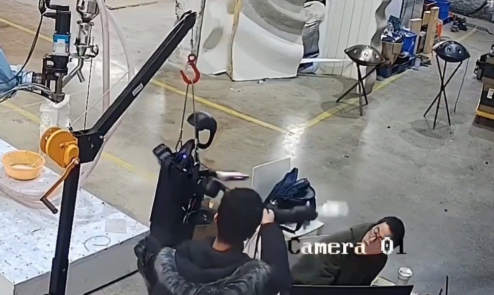 Rlobot humanoide intenta golpear a técnicos en China