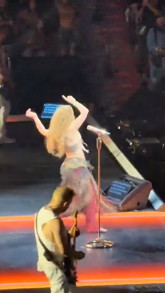 Shakira sufre aparatosa caída en concierto