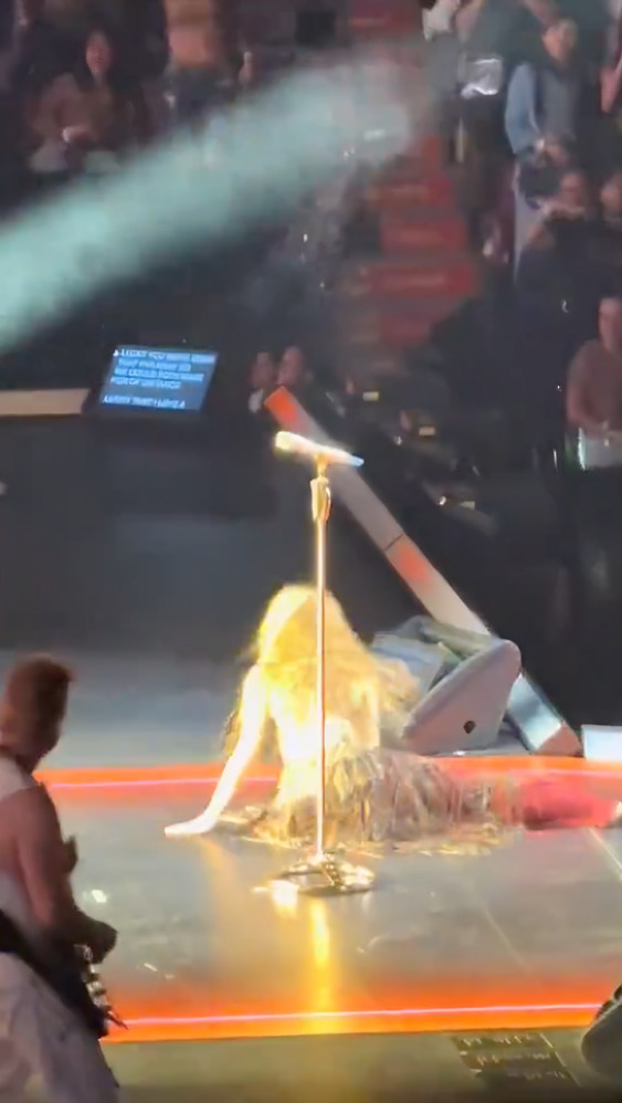 Shakira se cae en pleno concierto en Canadá