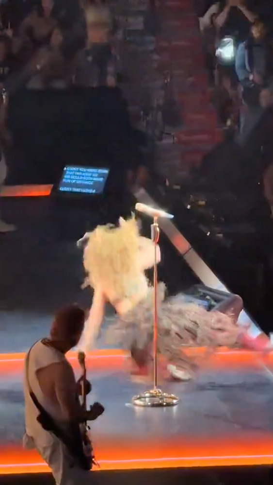 Shakira se cae en pleno concierto en Canadá