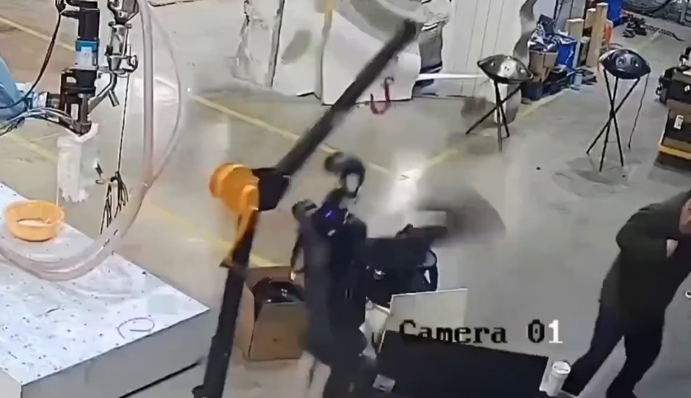 Técnicos chinos son atacados por robot humanoide