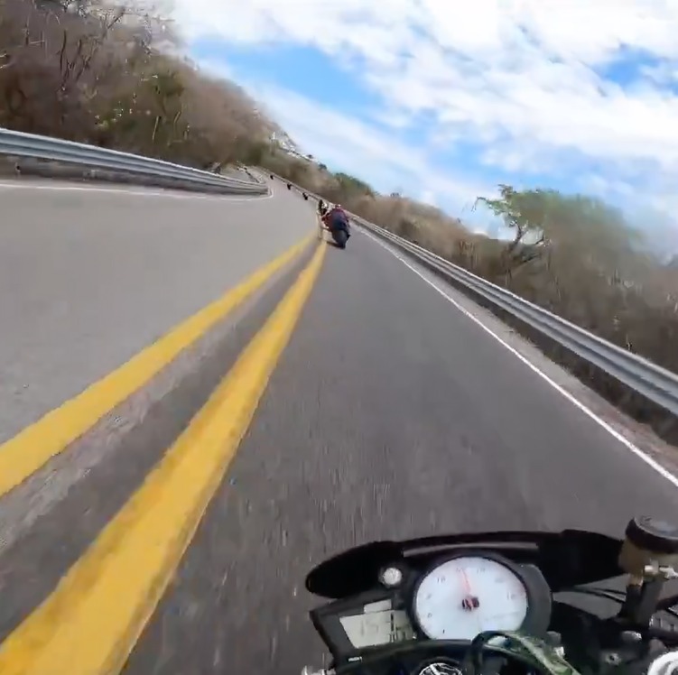 Motociclistas iban a gran velocidad