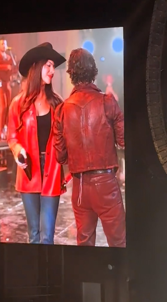 Ángela Aguilar cantando con Christian Nodal