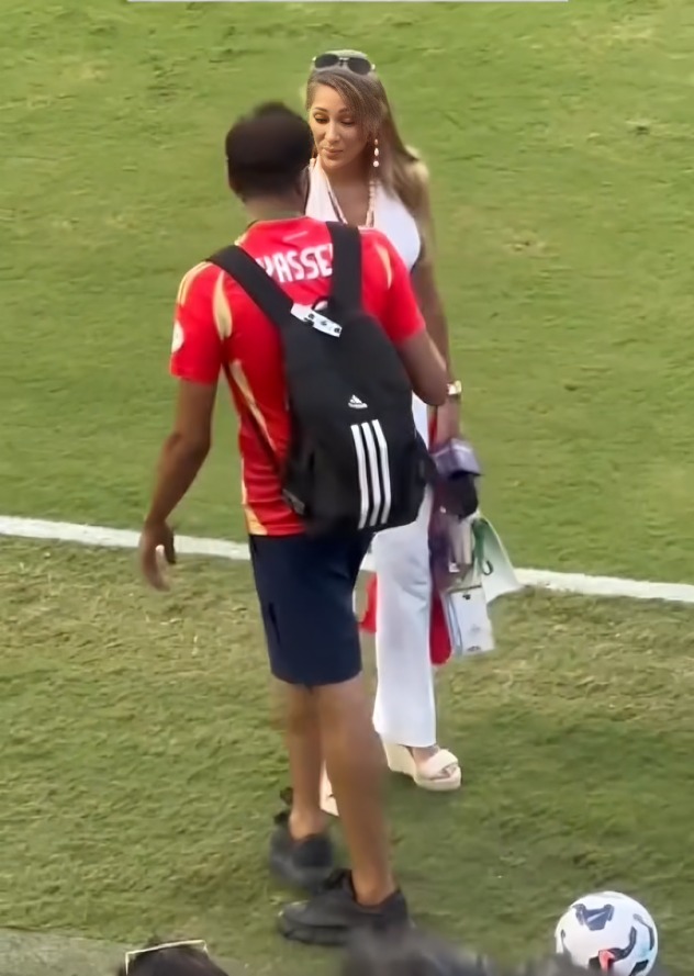 Aficionado le pide Inés Sainz le tome foto