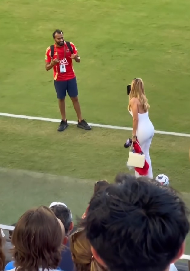 Aficionado pide a Inés Sainz le tome una foto sin ella