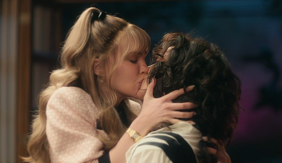 Así fue el beso de Belinda y Regina Blandón