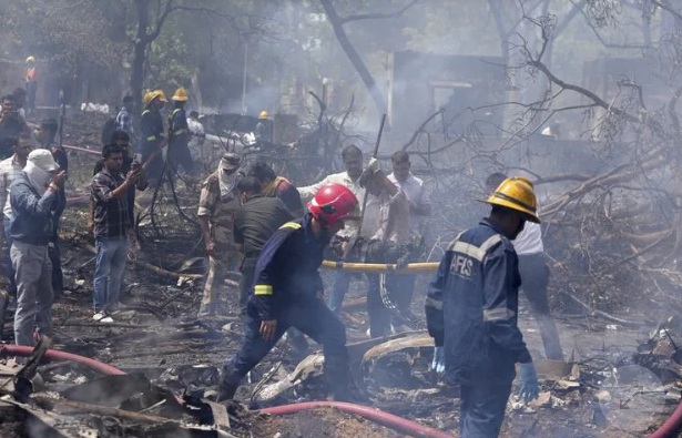 Recuperan cadáveres del Air India