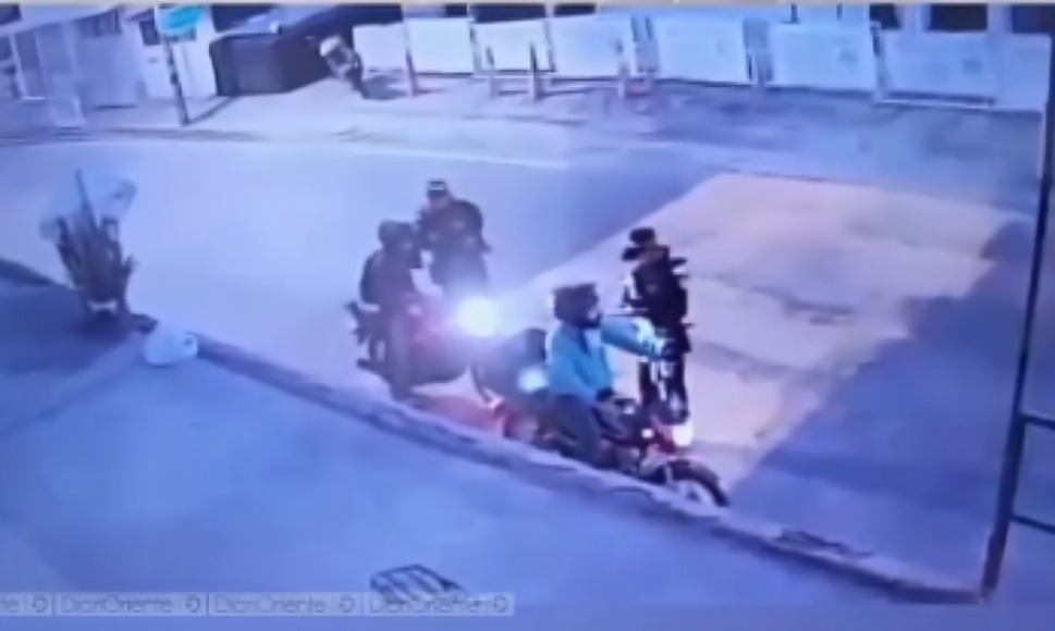 Captan momento en el que un francotirador mata a policías