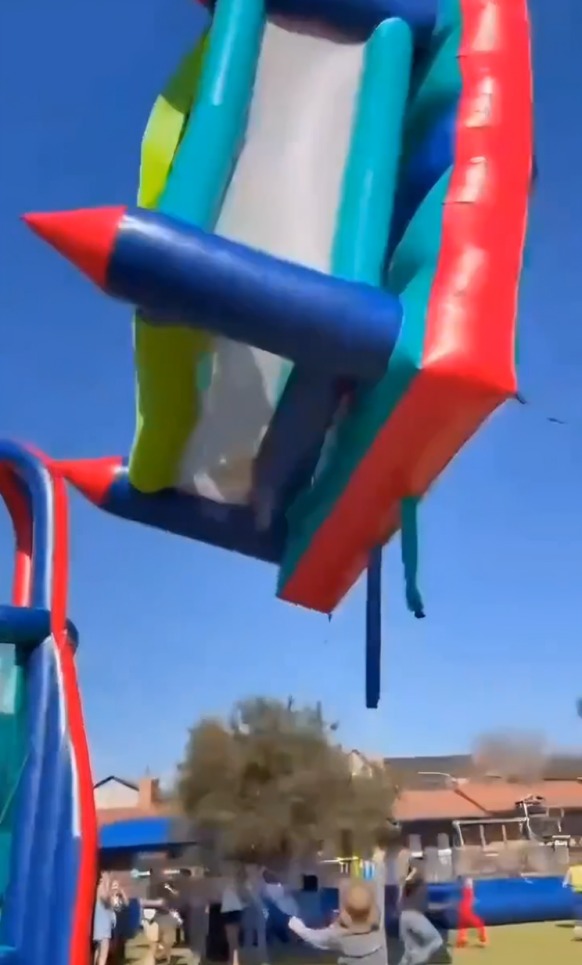 Castillo inflable sale volando durante festuval escolar