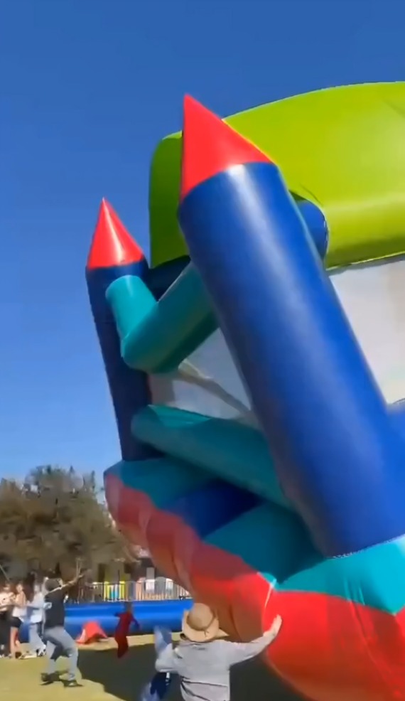 Castilo inflable sale volando con niños dentro
