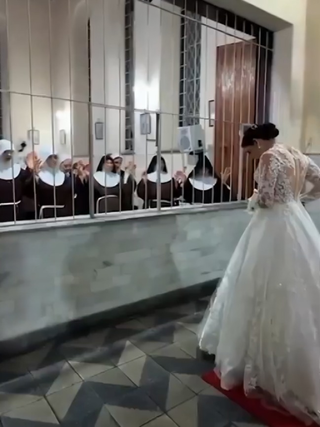 Exmonja regresa a convento antes de su boda