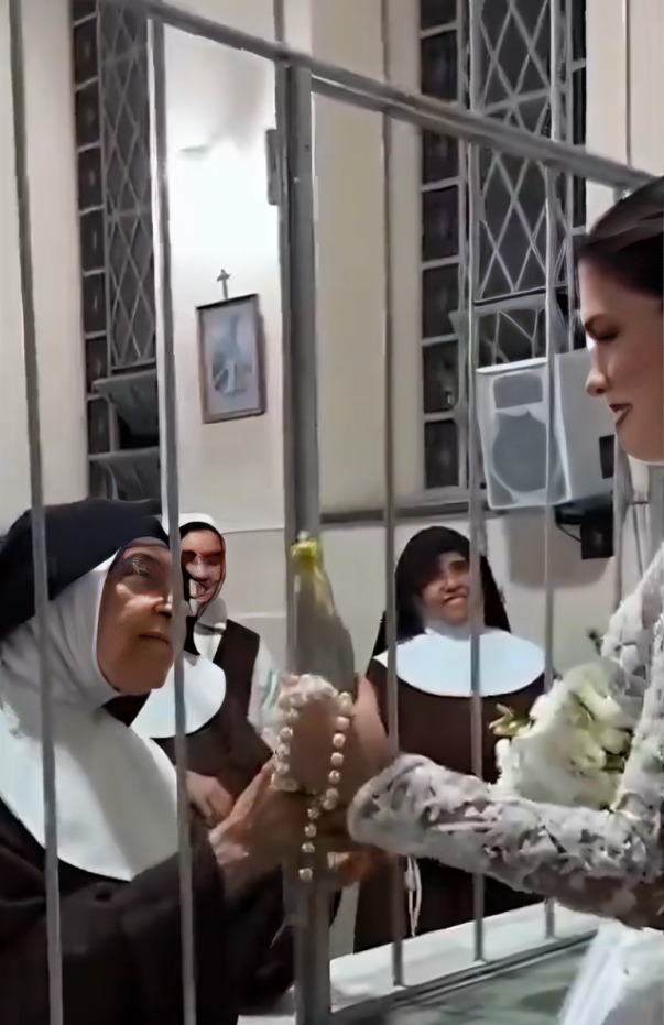 Exmonja visita a sus hermanas antes de su boda