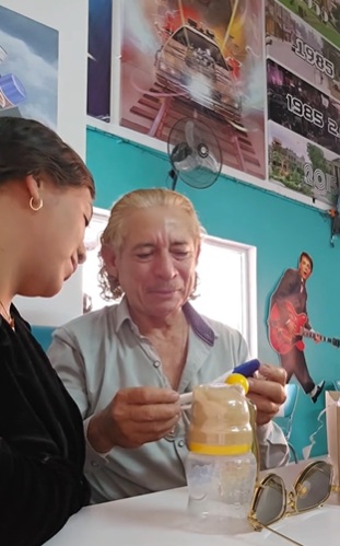 Joven revela a su novio de 61 años que está embarazada