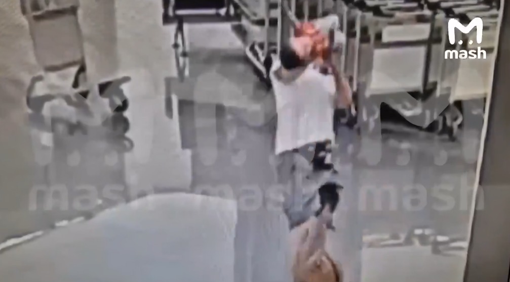 Hombre lanza contra el suelo a niño de 2 años