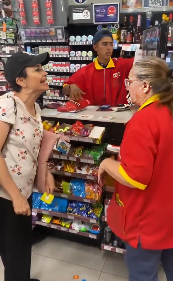 Internautas bautizan como Lady Recargas a mujer que destrozó Oxxo