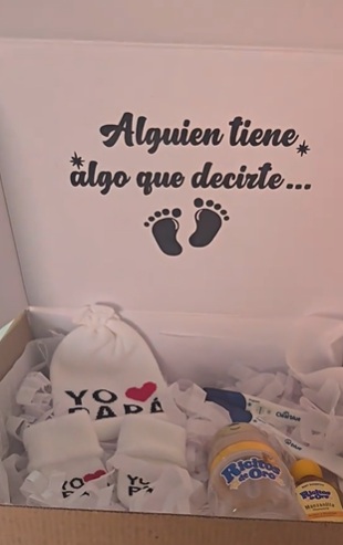 Joven anuncia a su novio de 61 años que será papá