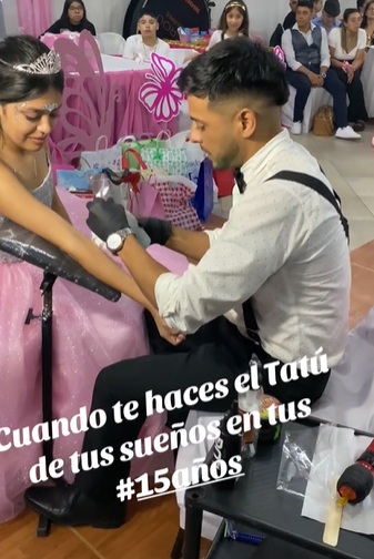 Quinceañera se viraliza tras tatuarse en su fiesta |VIDEO