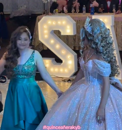 Mamá desafina mientras dedica canción a quinceañera