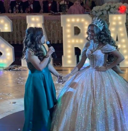 Mamá le canta a quinceañera