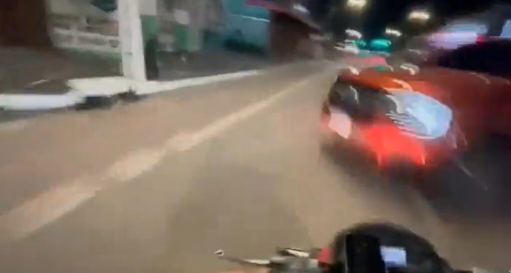 Motociclsita choca contra camioneta a exceso de velocidad