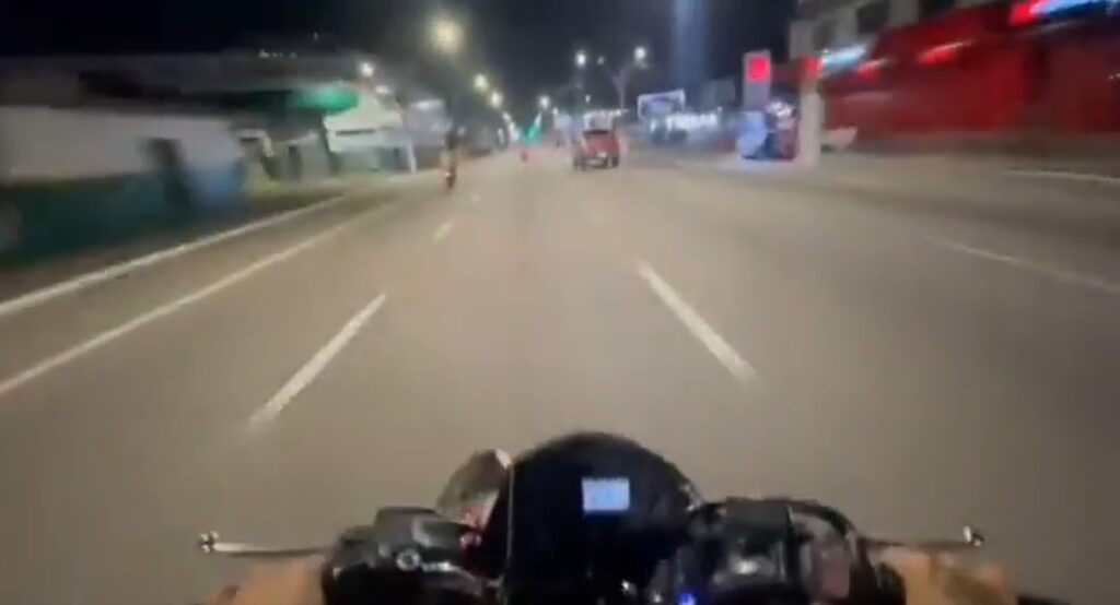 Motociclista graba su propio accidente 