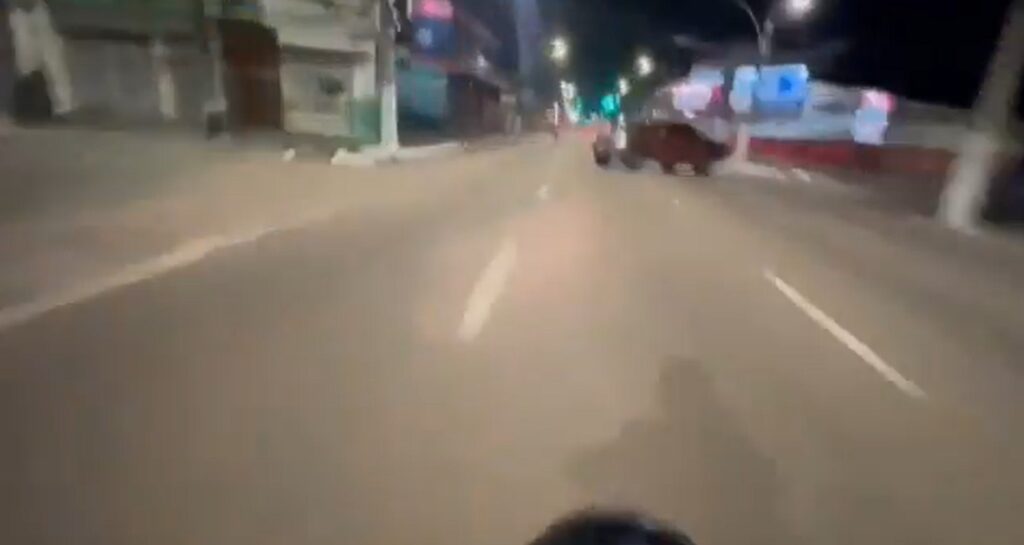 Motociclista salió volando tras chocar con camioneta