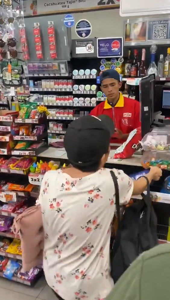 Mujer destroza Oxxo por una recarga