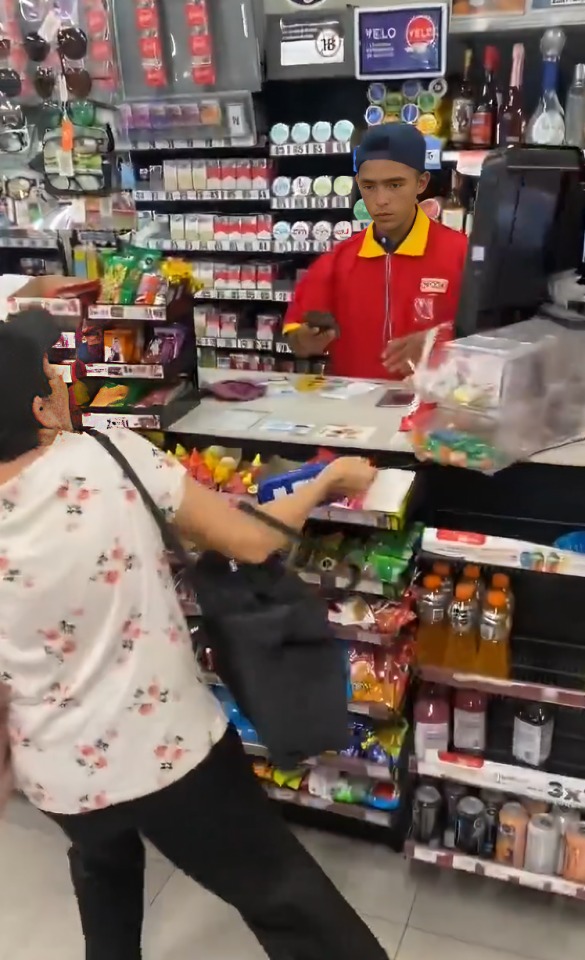 Mujer destroza Oxxo y agrede a empleados