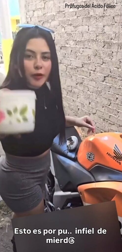 Mujer echa azúcar a moto de su novio porque le fue infiel