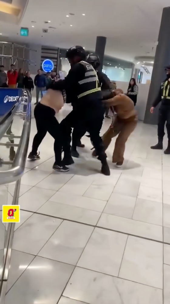 Redes reaccionan a pelea de mujeres en centro comercial