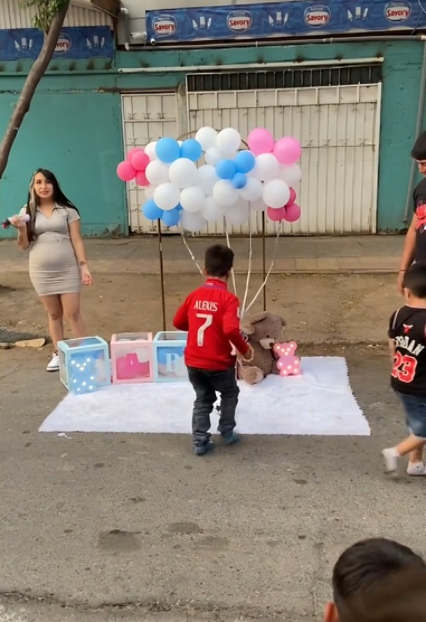 Niño arruina revelación de género