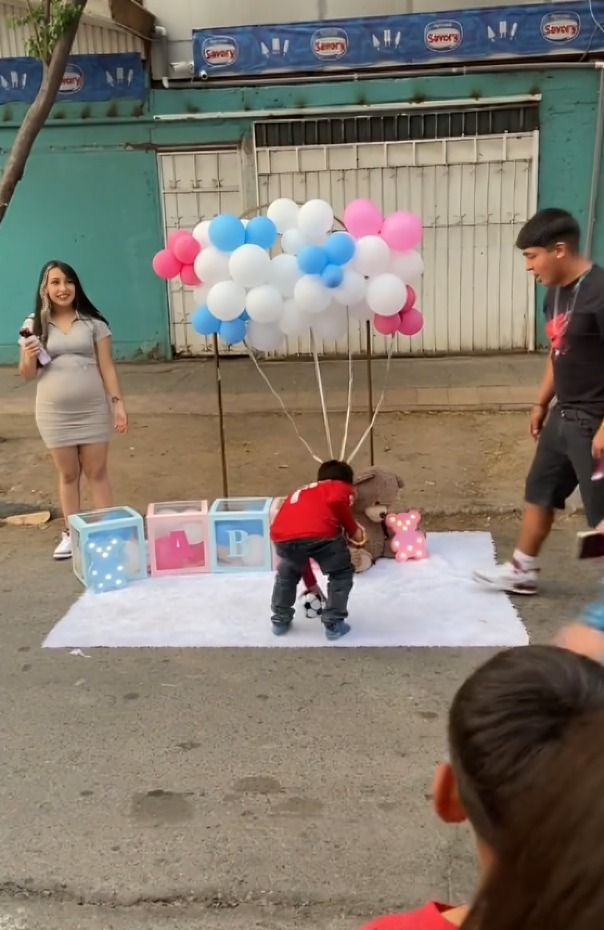 Niño interrumpe revelación de género