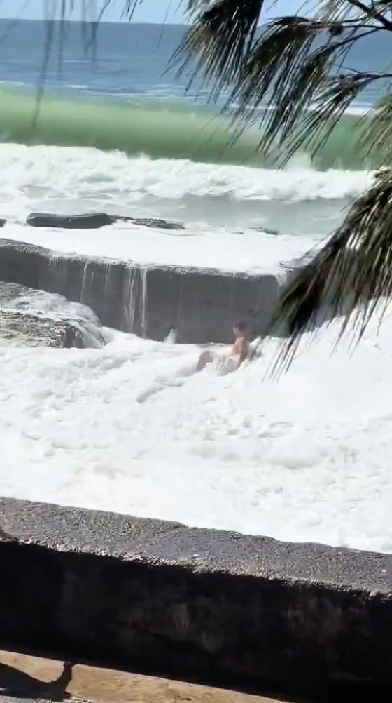 Joven en jacuzzi es arrastrado por ola gigante