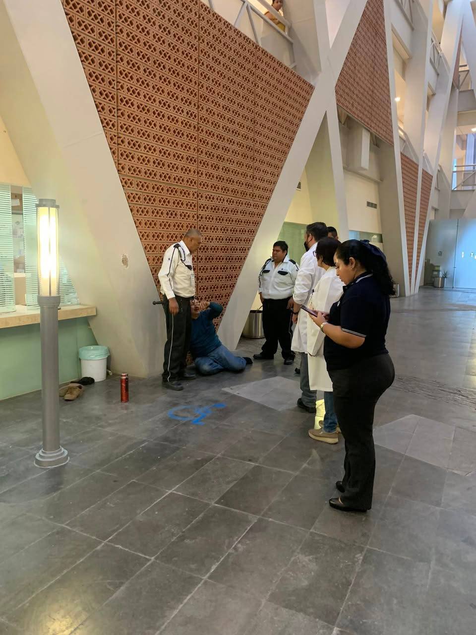 Guardias del IMSS someten a paciente