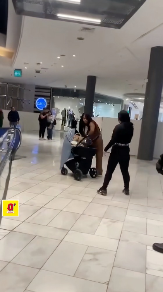 Madre deja a su bebé en carriola para ir a pelearse
