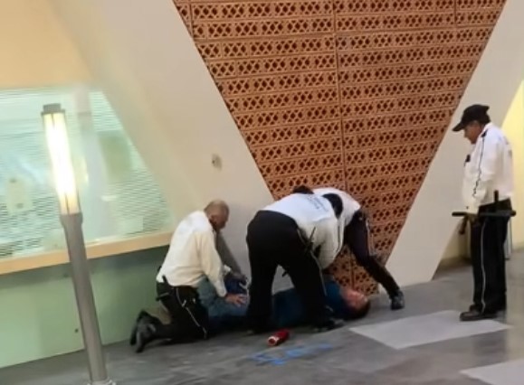 Guardias del IMSS golpean a paciente que iba por medicina