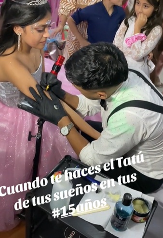 Quinceañera se tatúa en plena fiesta y frente a sus invitados