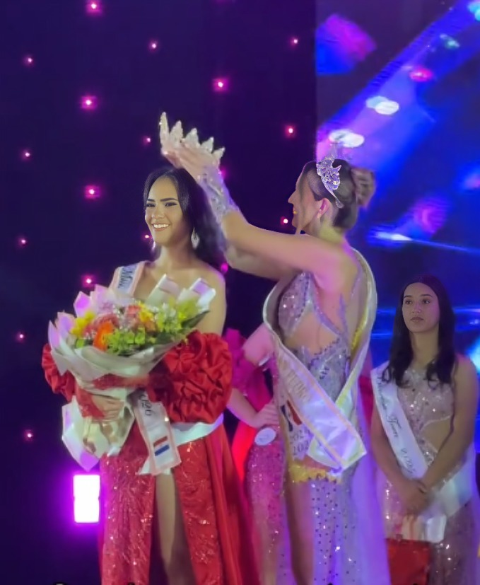 Reina de belleza pelea corona en certamen