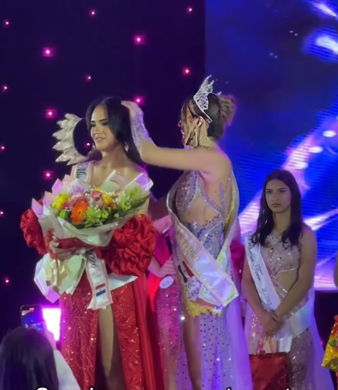Reina de belleza se niega a entregar corona