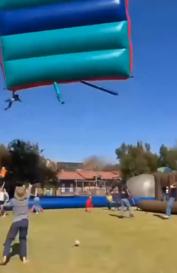 Reportan que niños resultaron heridos tras accidente de castillo inflable