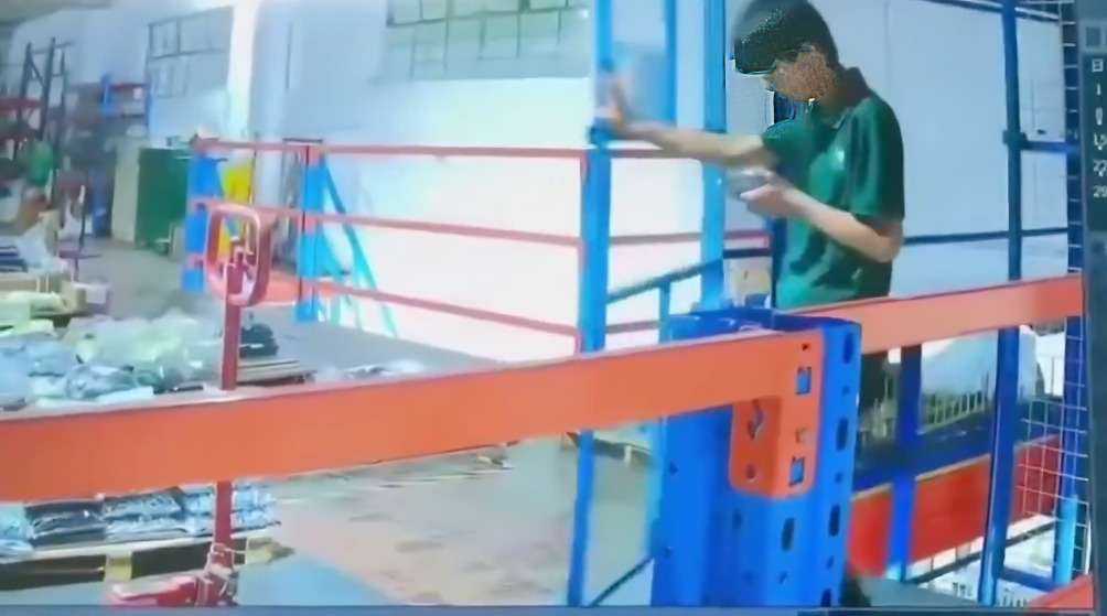 Trabajador pide elevador y cae al vacío por mirar su celular