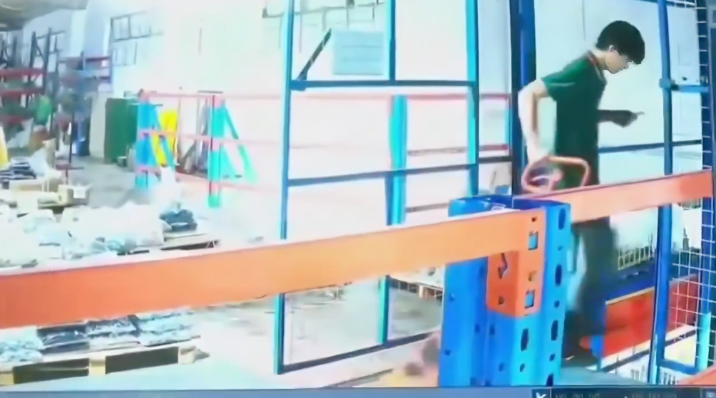 Trabajador pide elevador y cae al vacío por mirar su celular