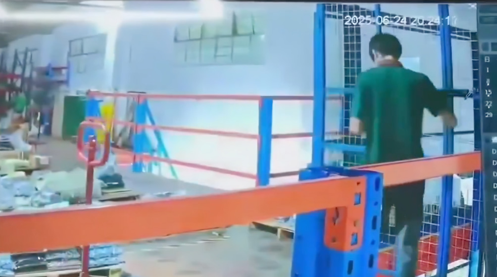 Trabajador pide elevador y cae al vacío por mirar su celular