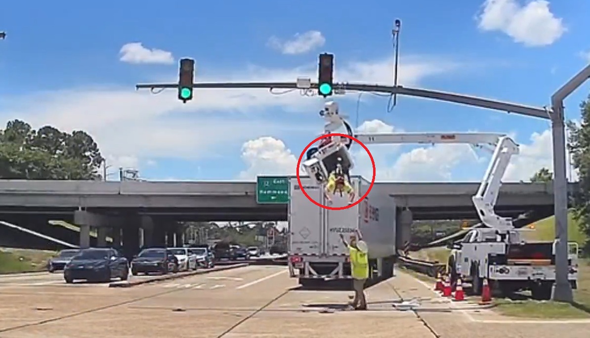 ¿Cómo está el trabajador golpeado por el tráiler?