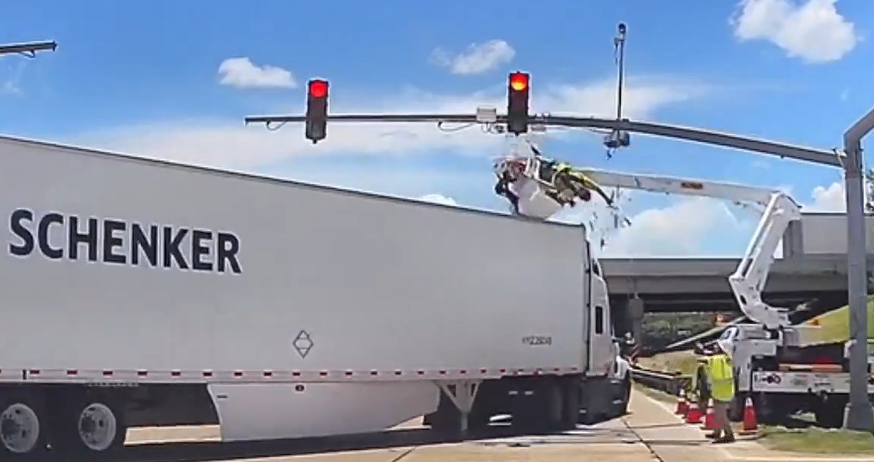 Tráiler impacta a electricista mientras reparaba semáforo