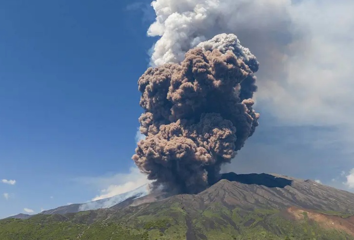 Volcán Etna en Italia entra en erupción