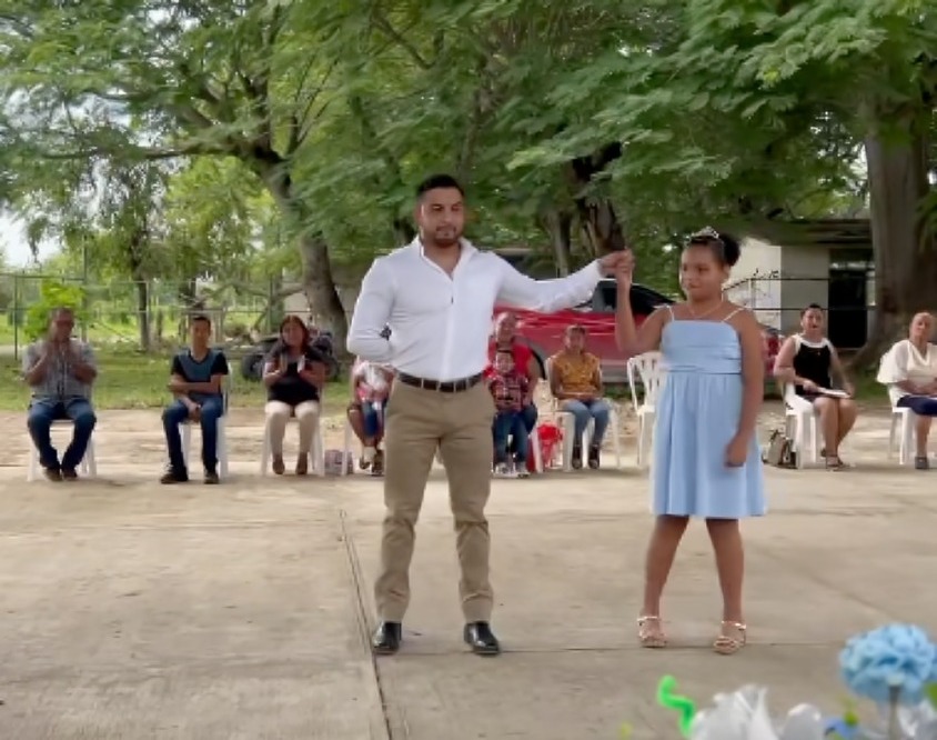 Maestro baila vals con única alumna graduada