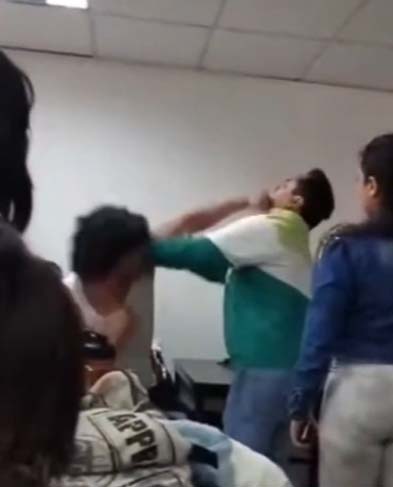 Alumno agrede a su maestro en plena clase