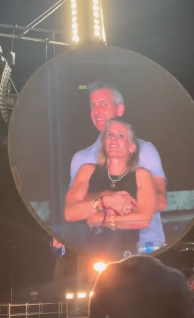 Astronomer suspende a su CEO por polémica en concierto de Coldplay